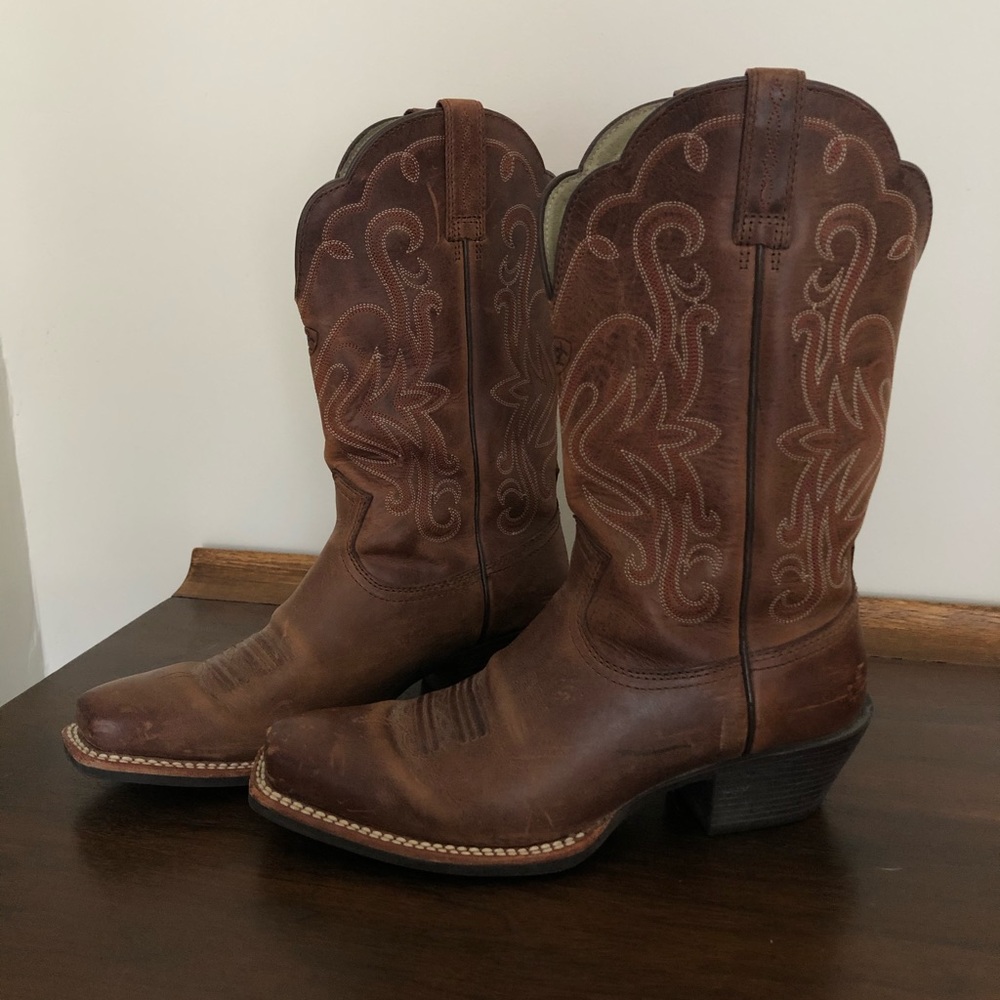 Ariat leather cowboy boots in like new condition!